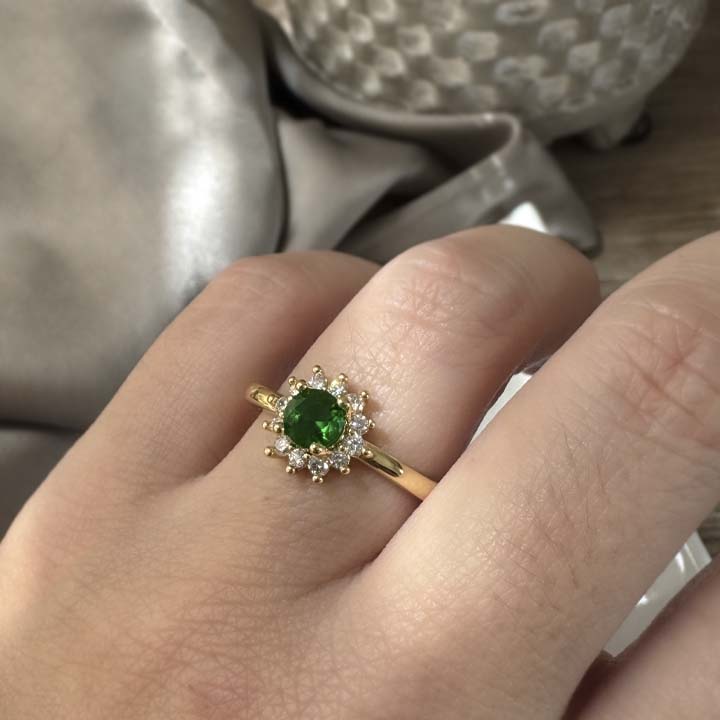 Anillo flor Esmeralda.