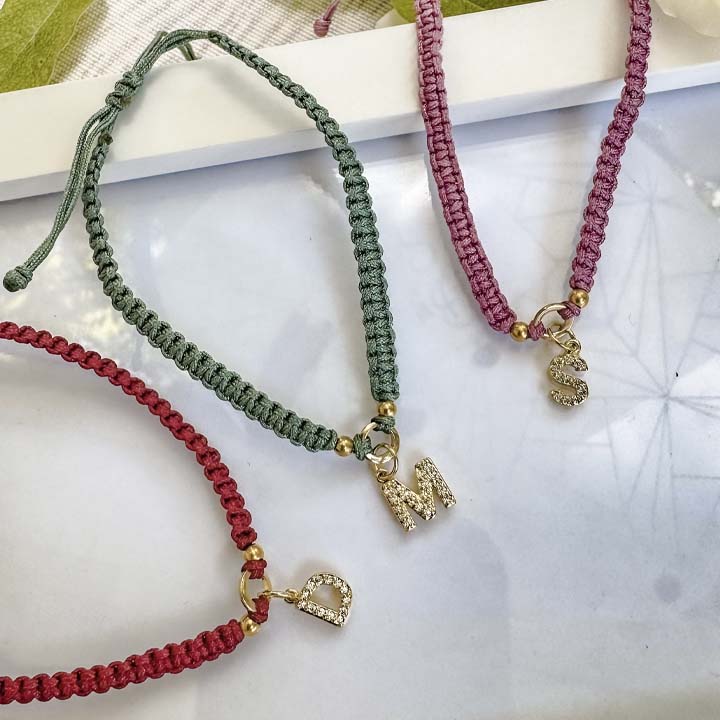 Pulsera inicial tejida