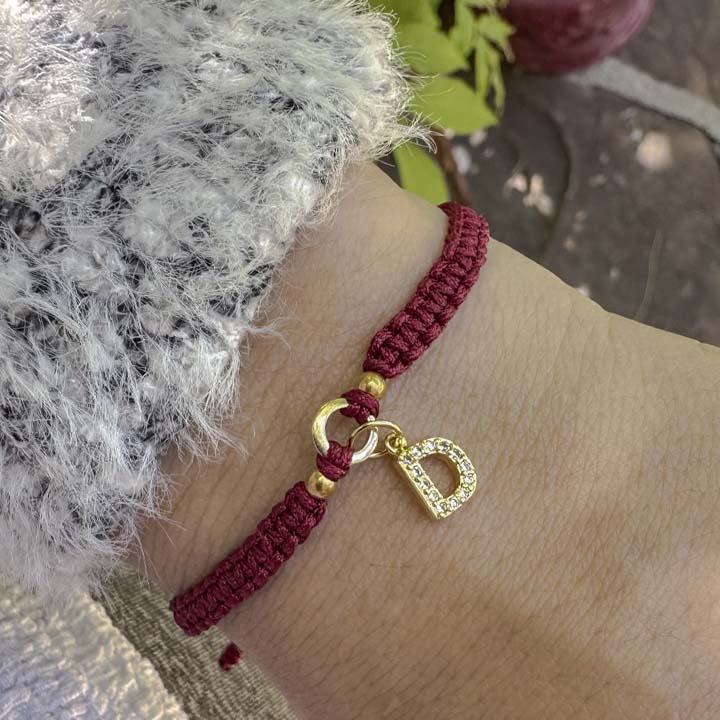 Pulsera inicial tejida