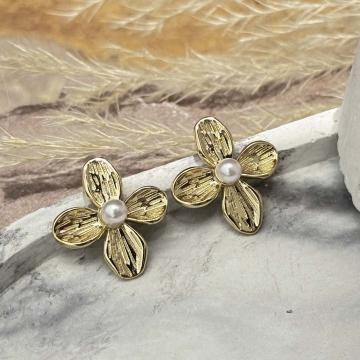 Arete perlita en flor