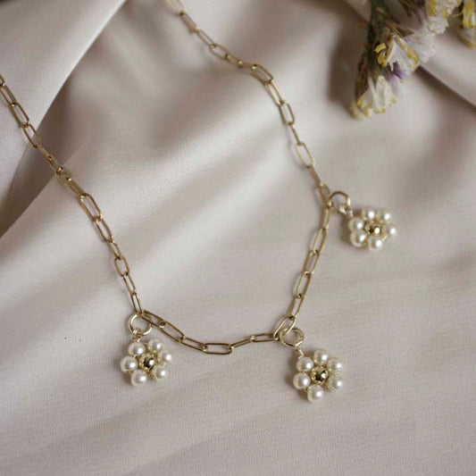 Collar florecitas perla