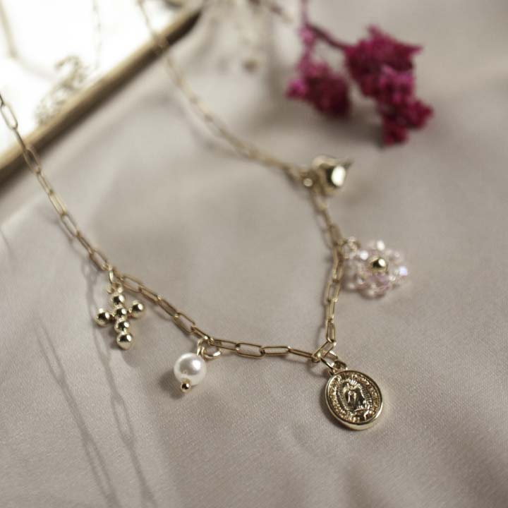 Collar Virgencita florecida