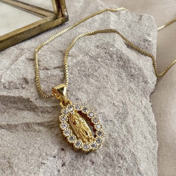 Cadena virgen iluminada.